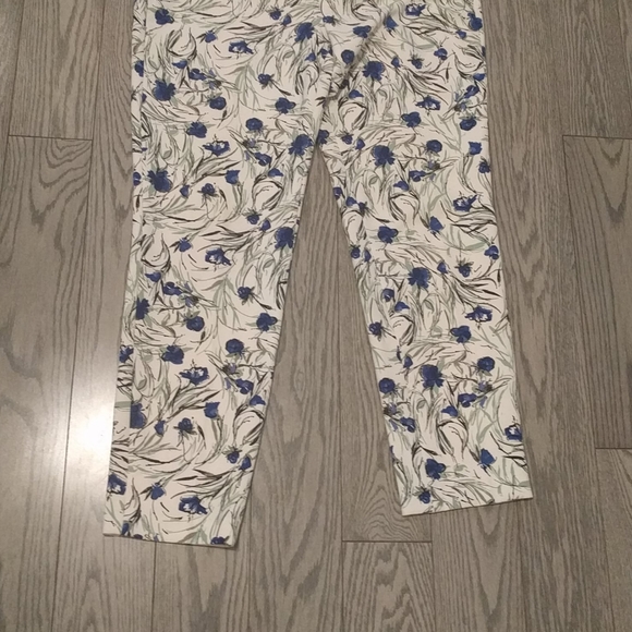 Beautiful floral pattern pants by Zara🌸🌼🍀 - Picture 4 of 10